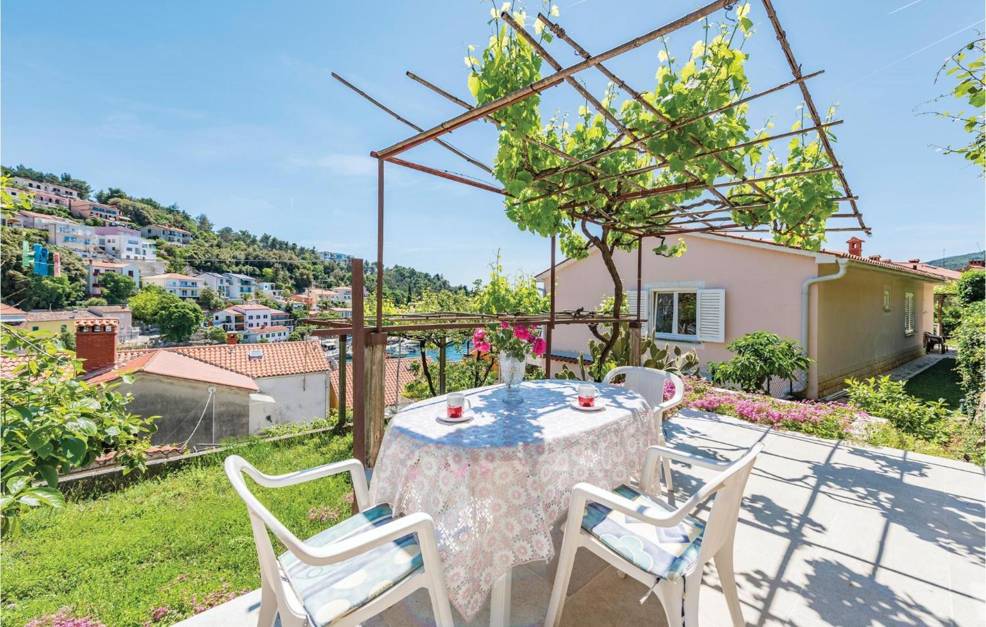 Cozy Apartment In Rabac With Kitchen Buitenkant foto