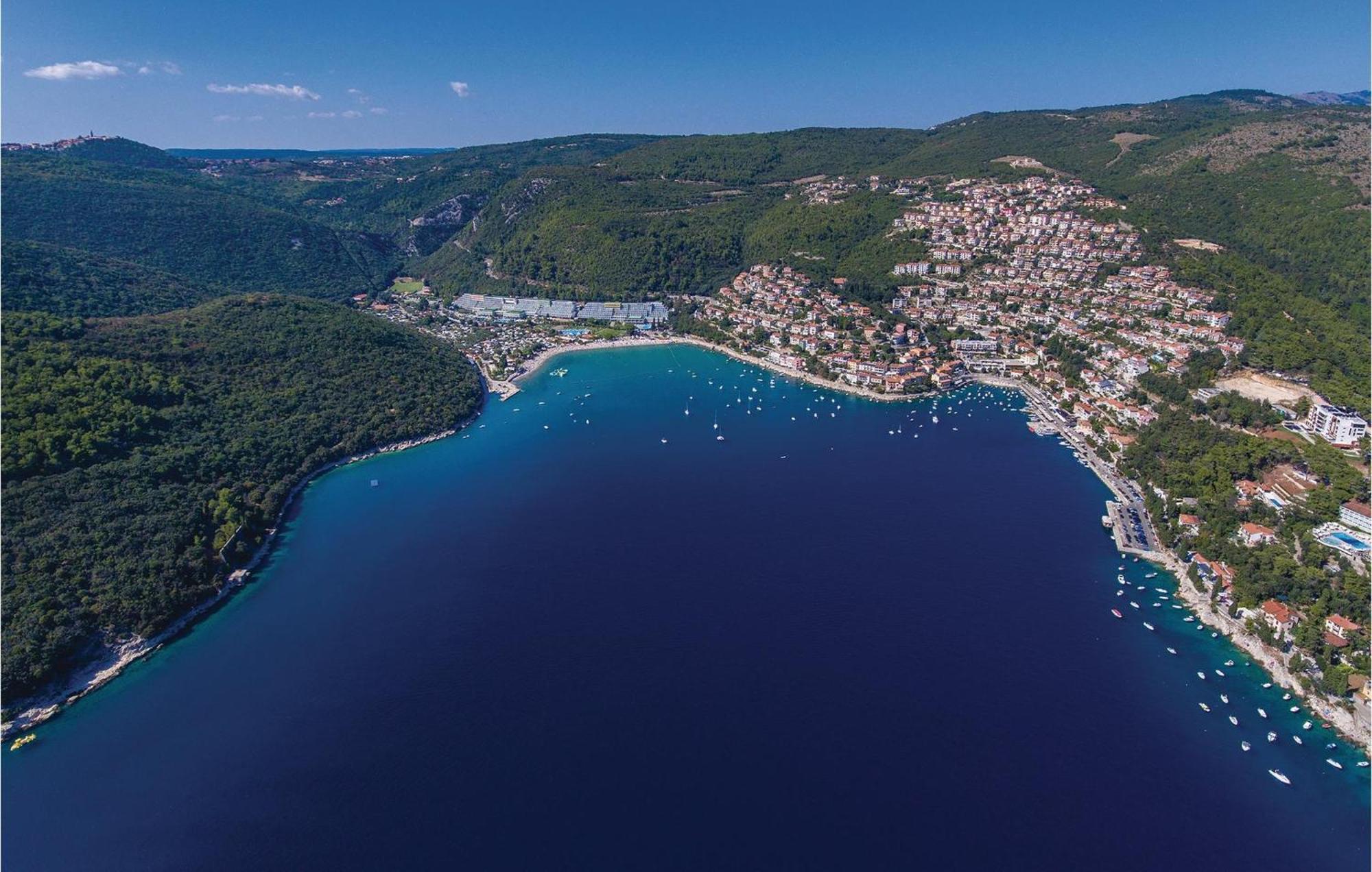 Cozy Apartment In Rabac With Kitchen Buitenkant foto